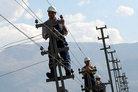 Programsız elektrik kesintisi isyan ettirdi
