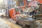 İş makinesi kazdığı çukura düştü