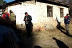 Bahçesindeki otlarla birlikte kendini de yaktı