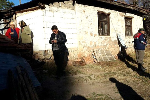 Bahçesindeki otlarla birlikte kendini de yaktı
