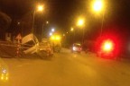 Otomobil çukura düştü