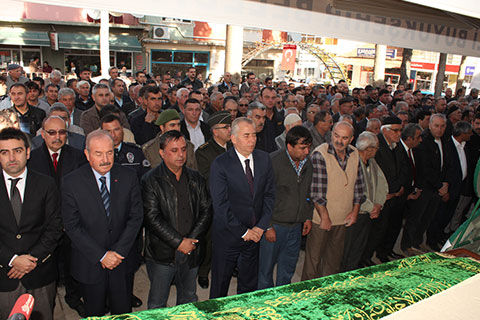 Başkan Akcan’ın annesi toprağa verildi