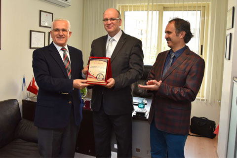 Oğuz’dan plaketli teşekkür