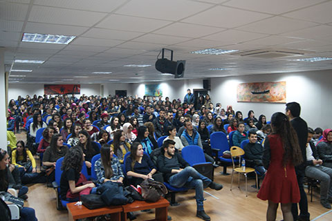 Salonda boş yer kalmadı