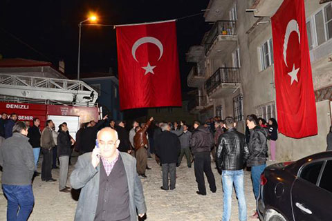 Denizli şehidine ağlıyor