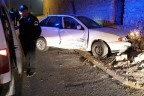 Kontrolden çıktı, polis aracına çarptı