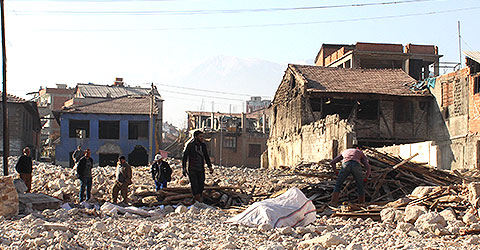 denizli-tabakhane-ev-yikimi-odunlar-yakacak-vakandas-ic