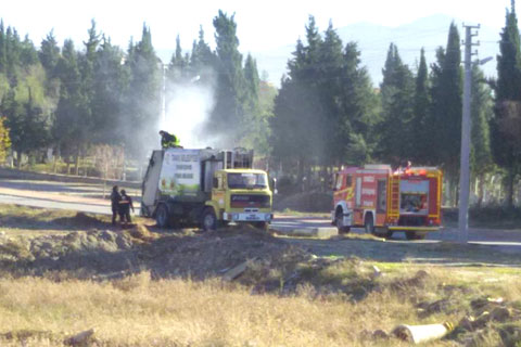 Çöp kamyonu yanmaktan son anda kurtuldu