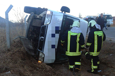 Tavas’ta minibüs şarampole yuvarlandı: 2 yaralı