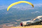 Yamaç paraşütüyle otobüsün üzerine indi