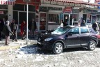 Buz kütlesi otomobili pert etti