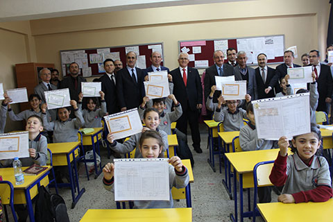 Öğrenciler karnesini Vali’den aldı