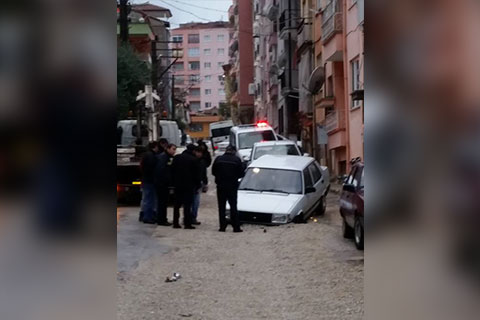 Otomobil altyapı çukuruna gömüldü