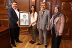 Kursta çizdiği portreyi Başkan’a hediye etti
