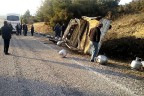 Tüp yüklü kamyonet devrildi