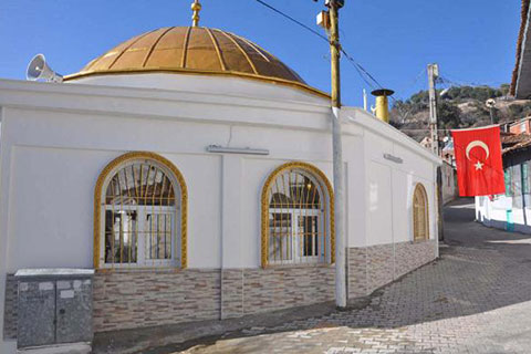 Büyük dedesinin türbesini restore ettirdi