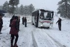 Çameli midibüsü buzlanan yolda kaydı