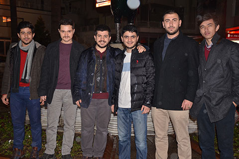 Ege şivesiyle toplumsal sorunları ele alıyorlar