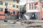 Fırtına okul çatısı uçurdu