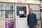 Muhtar mahallelinin kan grubunu kaydediyor