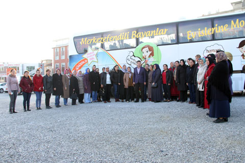 Ev işlerine mola deyip geziye çıktılar