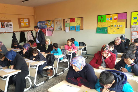 Serinhisar’da anne-çocuk okuyor