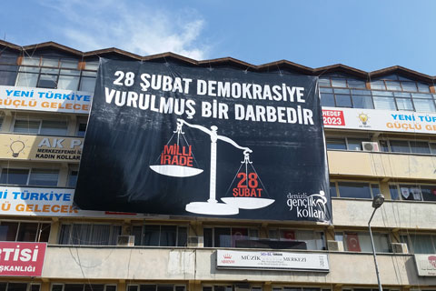 AK Partili gençlerden 28 Şubat protestosu
