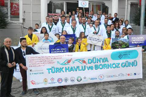 Bornoz giyip, etkinliğe davet ettiler