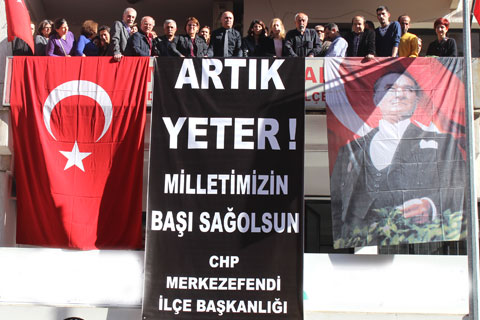 CHP’den teröre pankartlı tepki
