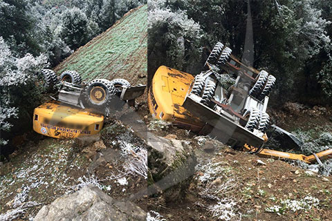 Acıpayam’da kepçe dereye yuvarlandı