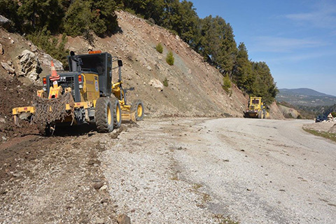 Çameli’de yol kenarları temizleniyor