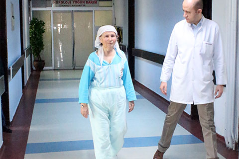 Yaşlı hasta felçli geldi yürüyerek gitti