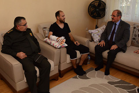 Vali Kocatepe, yaralı uzman çavuşu ziyaret etti
