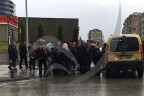 Yaşlı kadın dikkatsizliğin kurbanı oluyordu