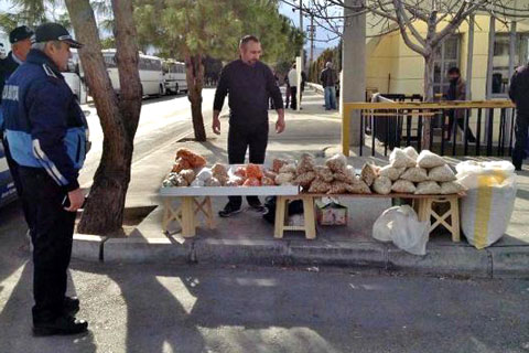 Honaz’da seyyar satıcılarla mücadele