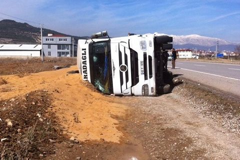 TIR şarampole yuvarlandı