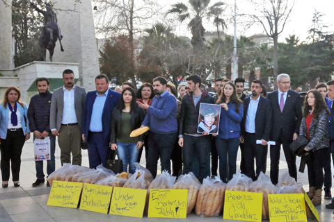 CHP’liler ekmek dağıtarak Berkin’i andı