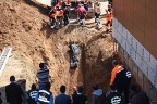 Cenazeler sedyeyle çekilerek çıkarıldı