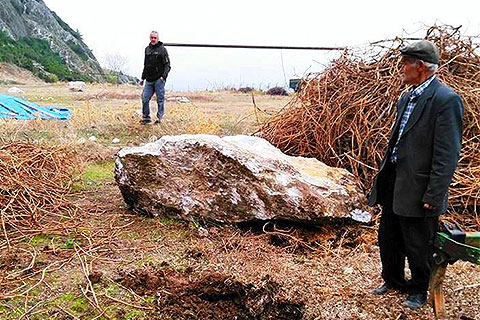 Dev taşlar mahallelinin üzerine yağıyor