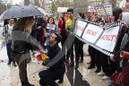 MEYDANDA DİZ ÇÖKTÜ, AF DİLEDİ