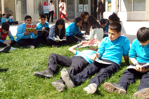 Meydanda kitap okuma etkinliği