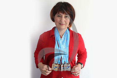 54 yaşındaki yüzücüden 5 madalya
