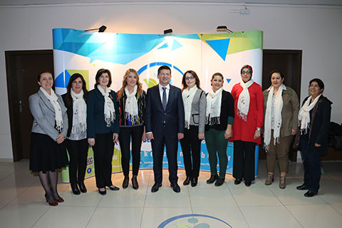 Kadın meclis üyelerine fularlı kutlama