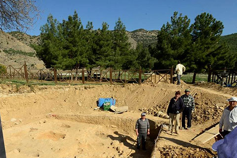 Pamukkale’de 11 ocak ve 3 kap bulundu