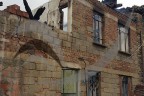 Alevlerini arasından annesi kurtardı