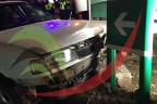 Otomobil bariyerleri yıkıp geçti