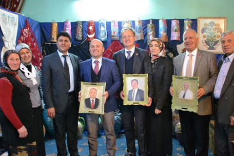 Fotoğraflarını tepsiye işlediler