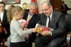 Vali’den çocukları sevindiren hediyeler