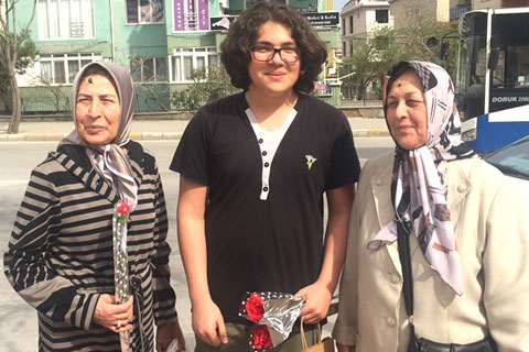 Doğa öğrencilerinden kadınlara jest