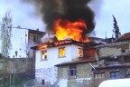 Alevlerden son anda kurtuldu